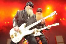 Dusty Hill (li) und Billy Gibbons: wiegen sich und ihre Instrumente im Bluesrhythmus. (Archivfoto: ddp) Dusty Hill (li) und Billy Gibbons: wiegen sich und ihre Instrumente im Bluesrhythmus. (Archivfoto: ddp)
