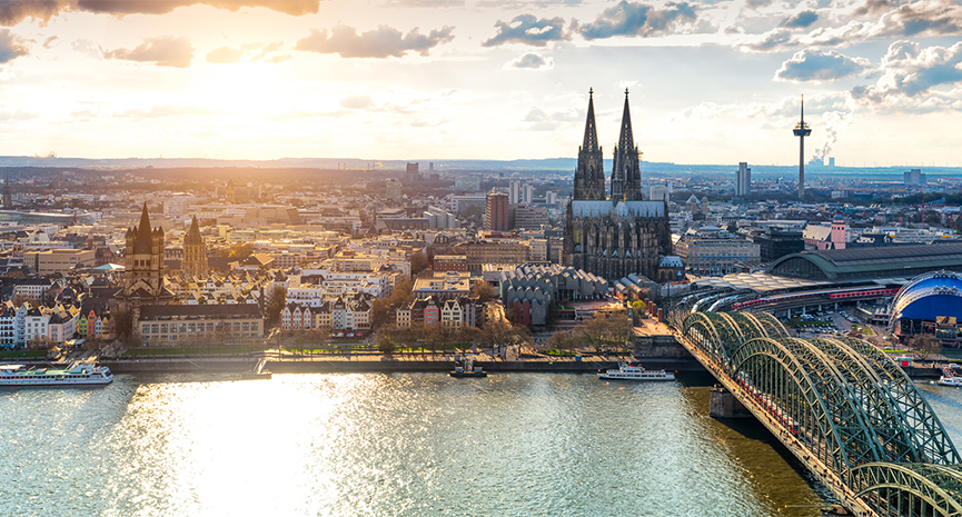 Speziell in der Altstadt von Köln können Immobilienverkäufer einen äußerst hohen Preis erzielen. Quelle: Simon | Fotolia