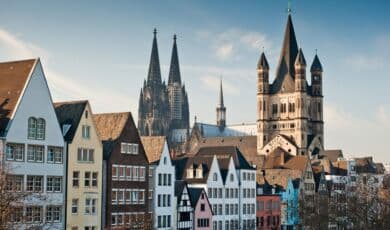 Das Foto zeigt die Kölner Altstadt mit Dom und Groß St. Martin.