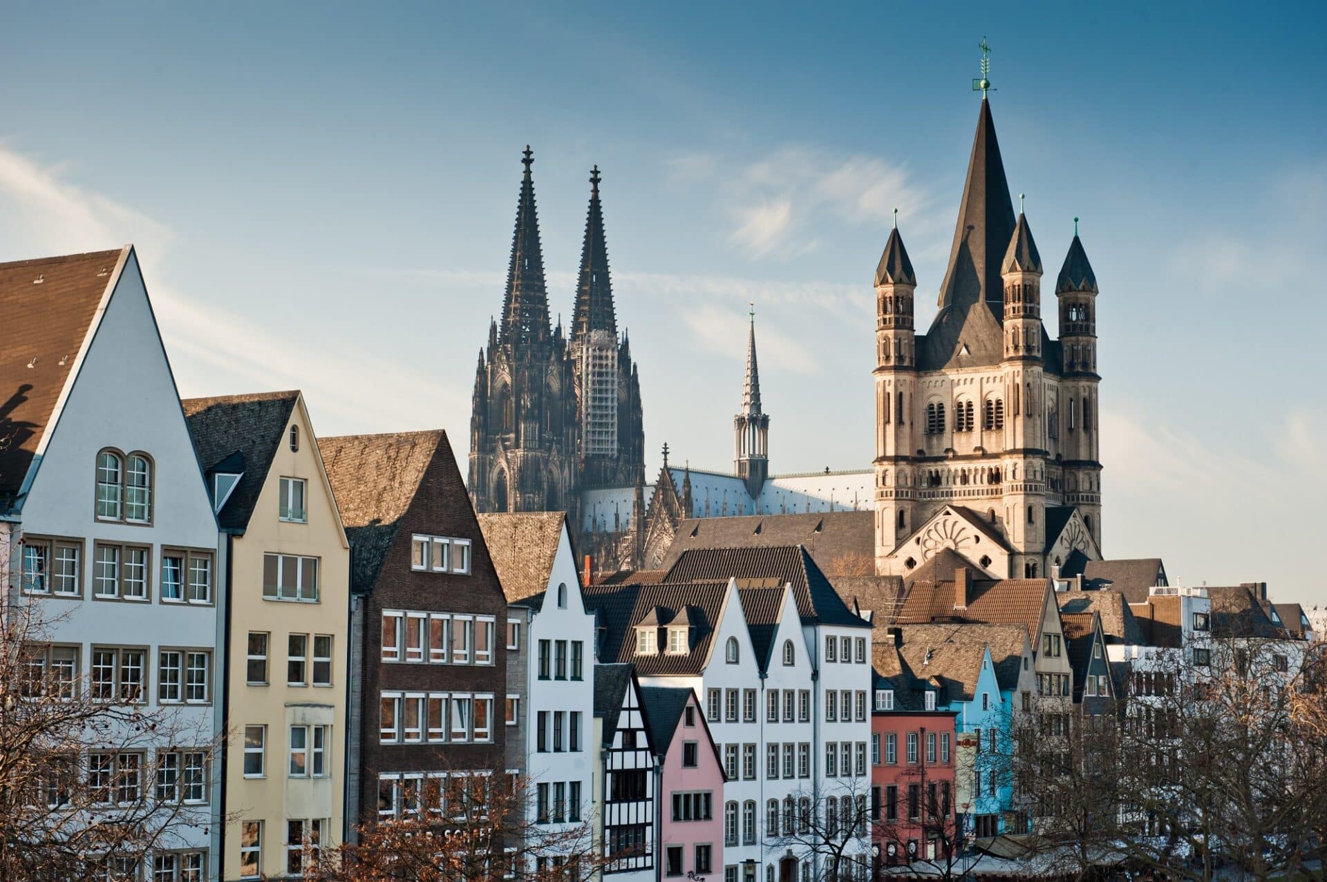 Das Foto zeigt die Kölner Altstadt mit Dom und Groß St. Martin.