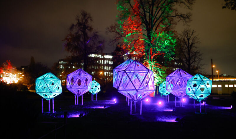 Das Foto zeigt Lichtkugeln im Christmas Garden im Kölner Zoo.