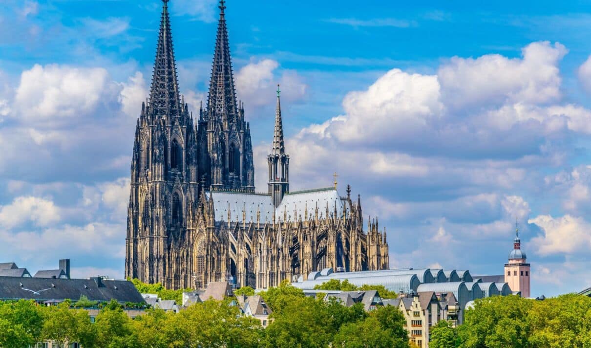 Das Bild zeigt den Kölner Dom unter blauem Himmel