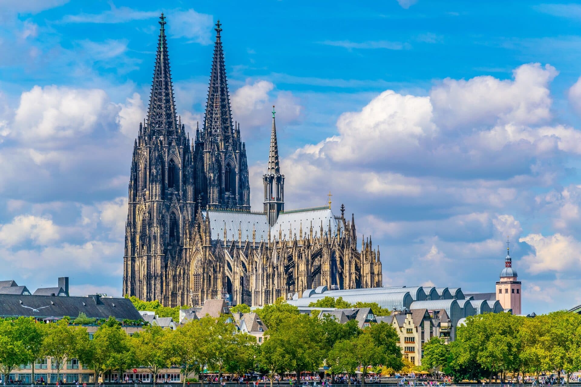 Das Bild zeigt den Kölner Dom unter blauem Himmel