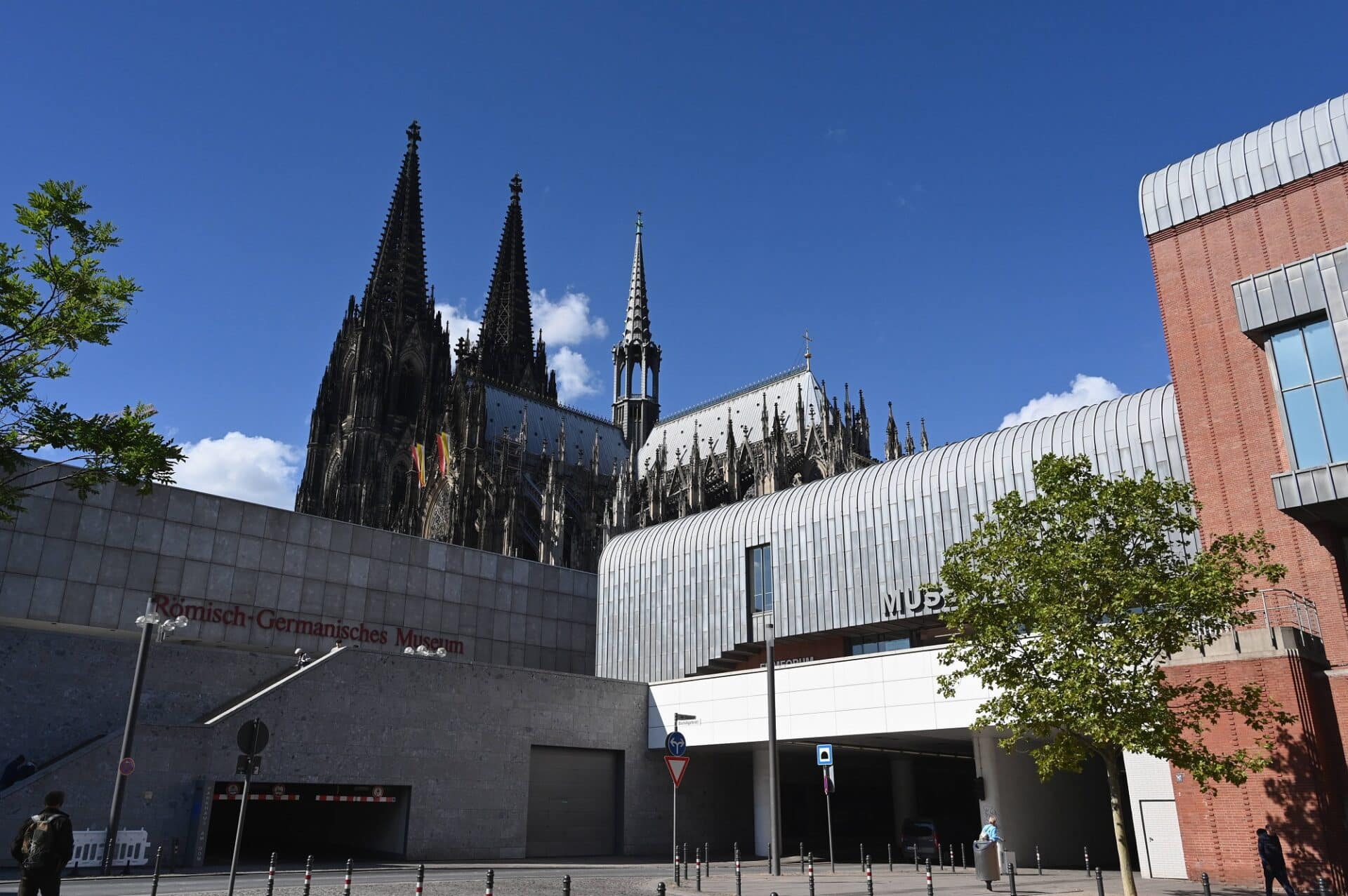 Der Kölner Dom, das römisch germanische Museum und das Museum Ludwig vom Kurz Hackenberg Platz ausgesehen.