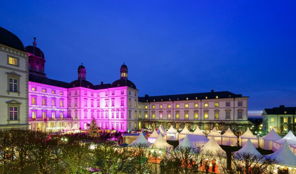 Das Foto zeigt das erstrahlte Schloss Bensberg mit Weihnachtsmarkt