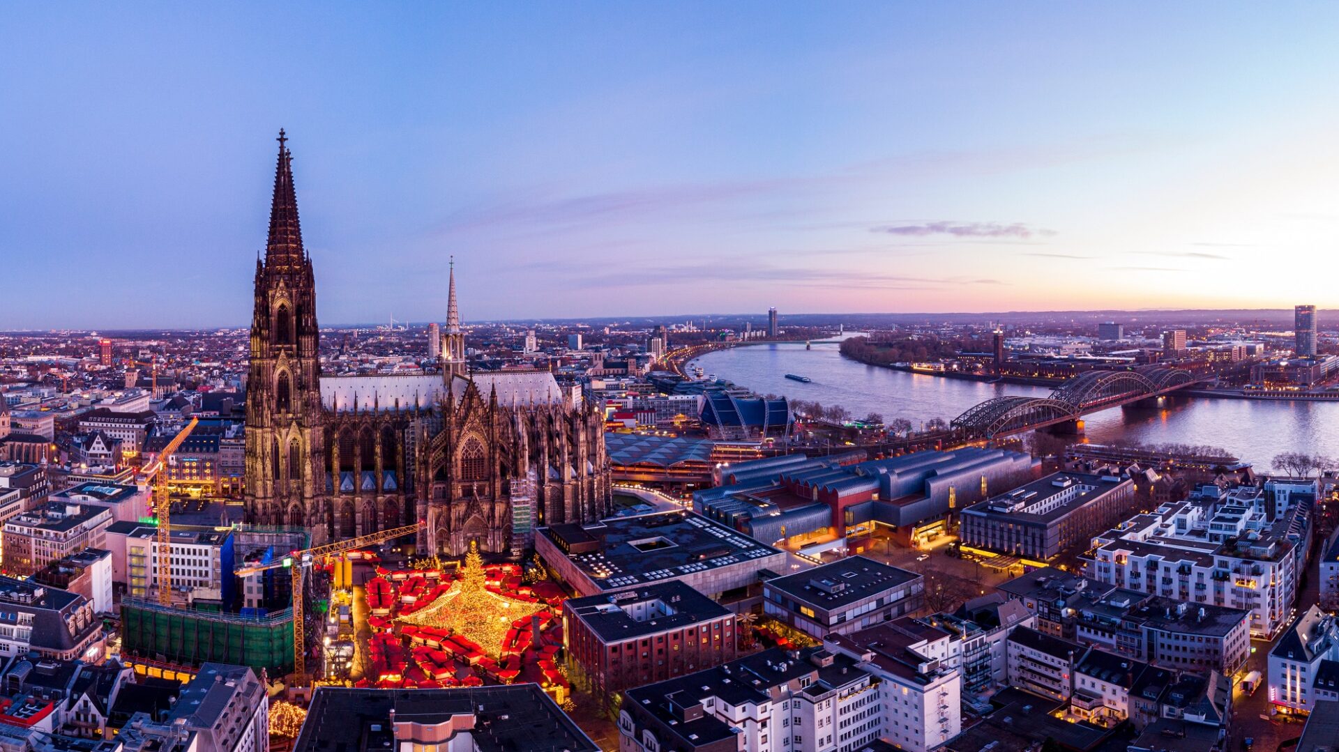 Das Bild zeigt den Weihnachtsmarkt am Kölner Dom von oben.