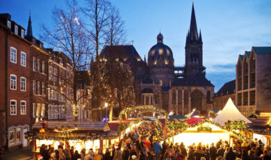 Dieses Bild zeigt den Weihnachtsmarkt vor dem Aachener Dom.