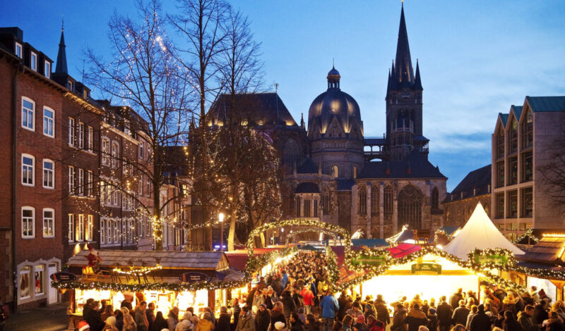 Dieses Bild zeigt den Weihnachtsmarkt vor dem Aachener Dom.