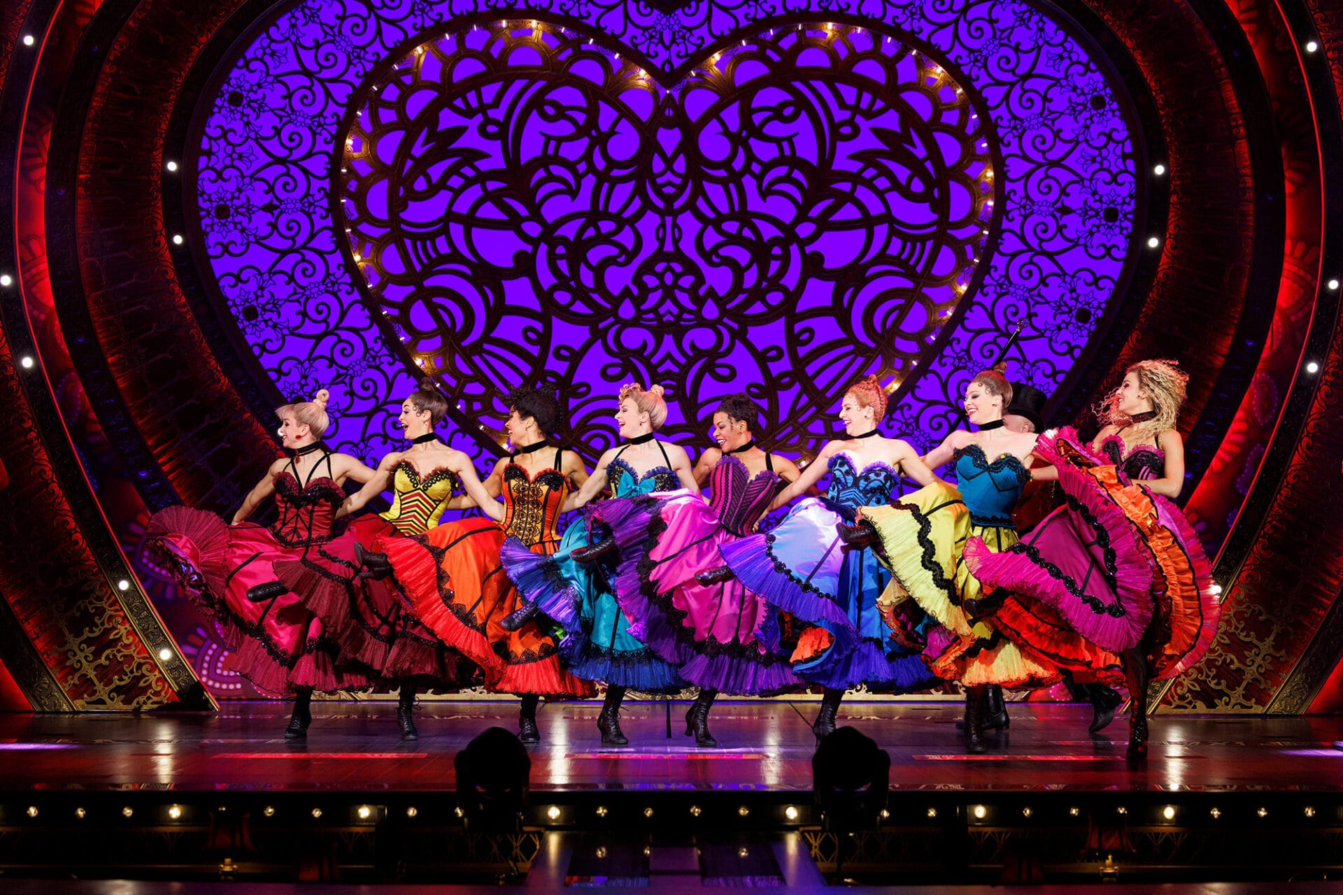 Das Foto zeigt Tänzerinnen auf der Bühne Musicals Moulin Rouge