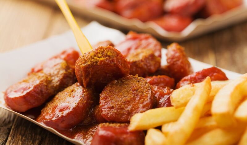 Currywurst mit Pommes