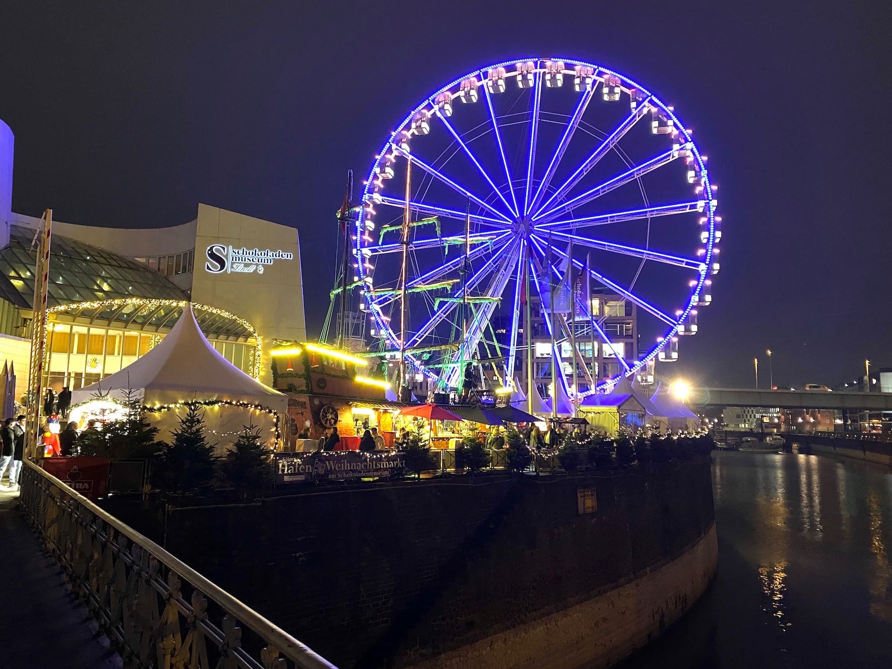 Hafen Weihnachtsmarkt mit Riesenrad am Schokoladenmuseum