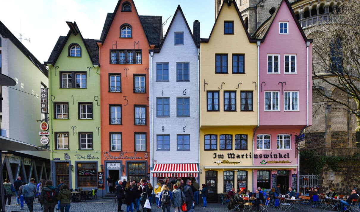 Das Foto zeigt eine bunte Häuserzeile mit Gaststätte im Kölner Martinsviertel
