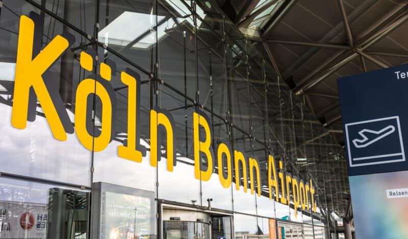 Das Foto zeigt den Schriftzug "Köln Bonn Airport" an der Glasfront eines Terminals.