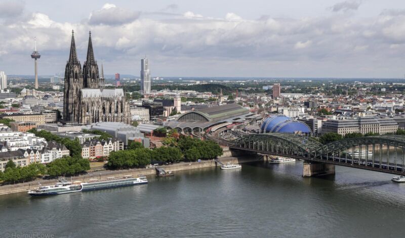 Das Panorama der Stadt Köln mit Kölner Dom