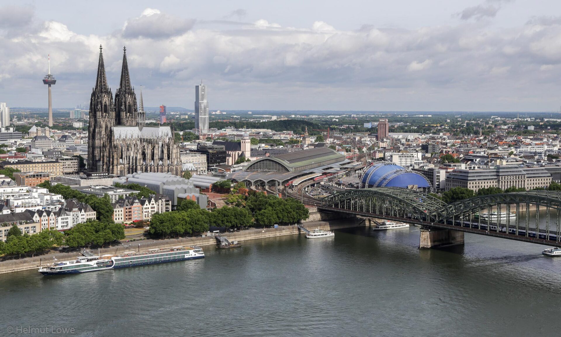 Das Panorama der Stadt Köln mit Kölner Dom