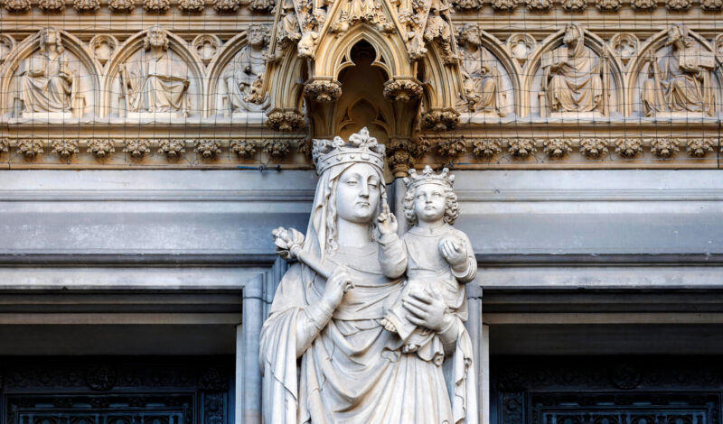 Das Foto zeigt Kalkstein-Figuren der Heiligen Maria mit Jesuskind am Mittelpfeiler des Hauptportals der Kölner Doms