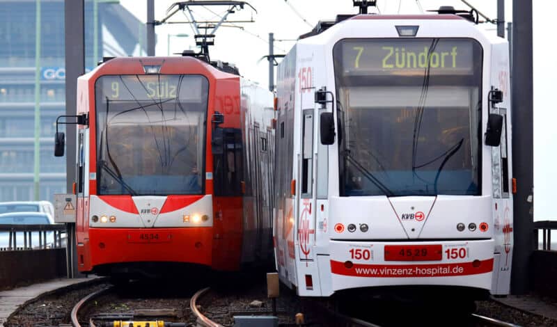 Das Bild zeigt von vorne die Führerstände zweier Straßenbahnen der KVB.