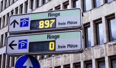 Das Foto zeigt eine Parkplatz-Anzeige in Köln mit der Anzeiger der verfügbaren Parkplätze.