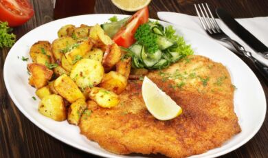 Wiener Schnitzerl mit Bratkartoffeln und Salat.