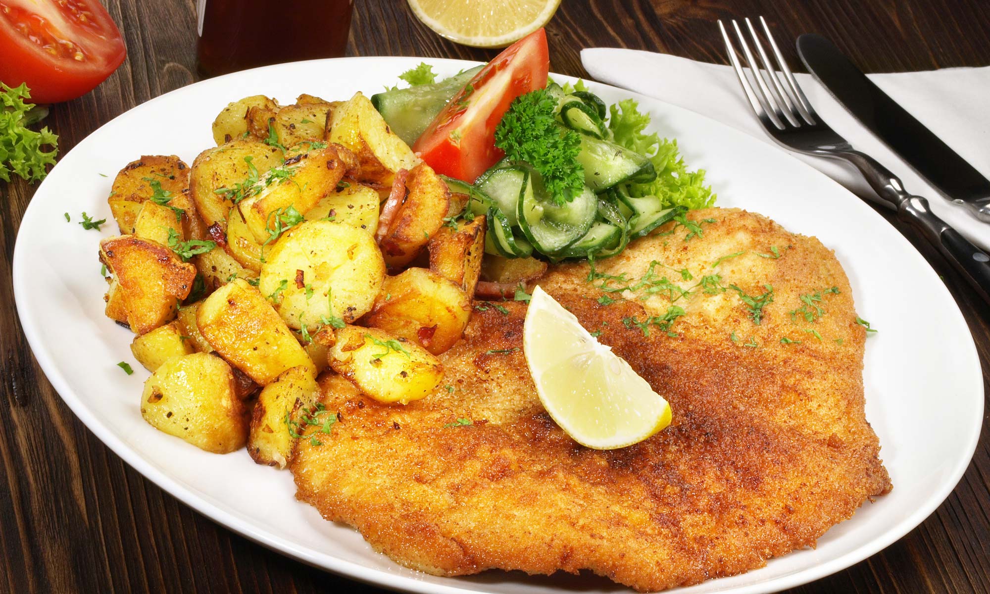 Wiener Schnitzerl mit Bratkartoffeln und Salat.