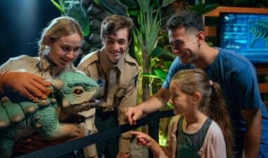 Besucher mit Mitarbeitern bei der Jurassic World Ausstellung