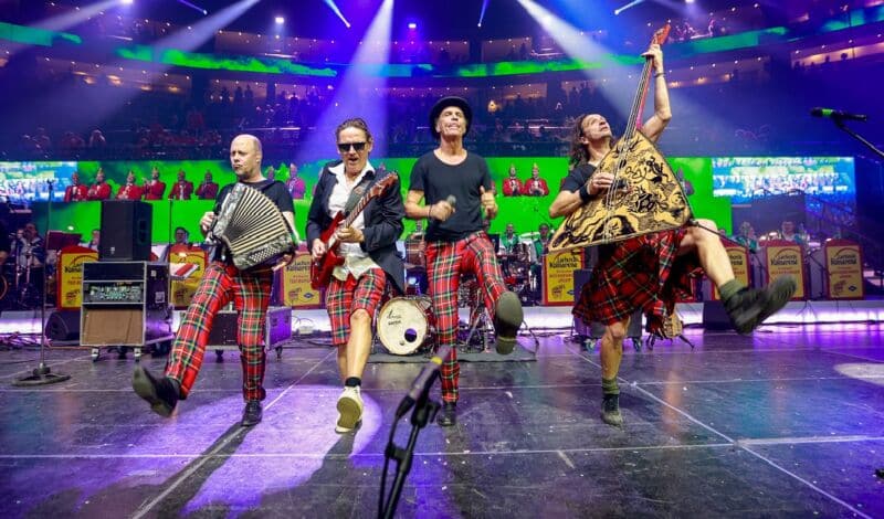 Die Band Brings bei der Lachenden Kölnarena