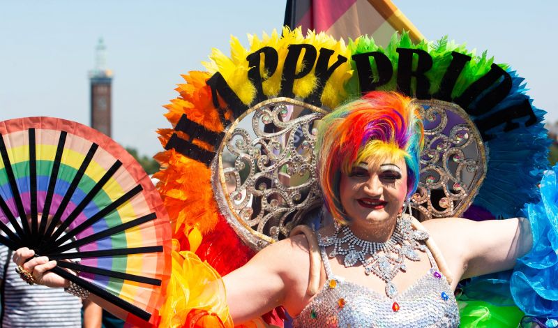 Teilnehmer an CSD Parade in Köln mit Happy Pride Kostüm