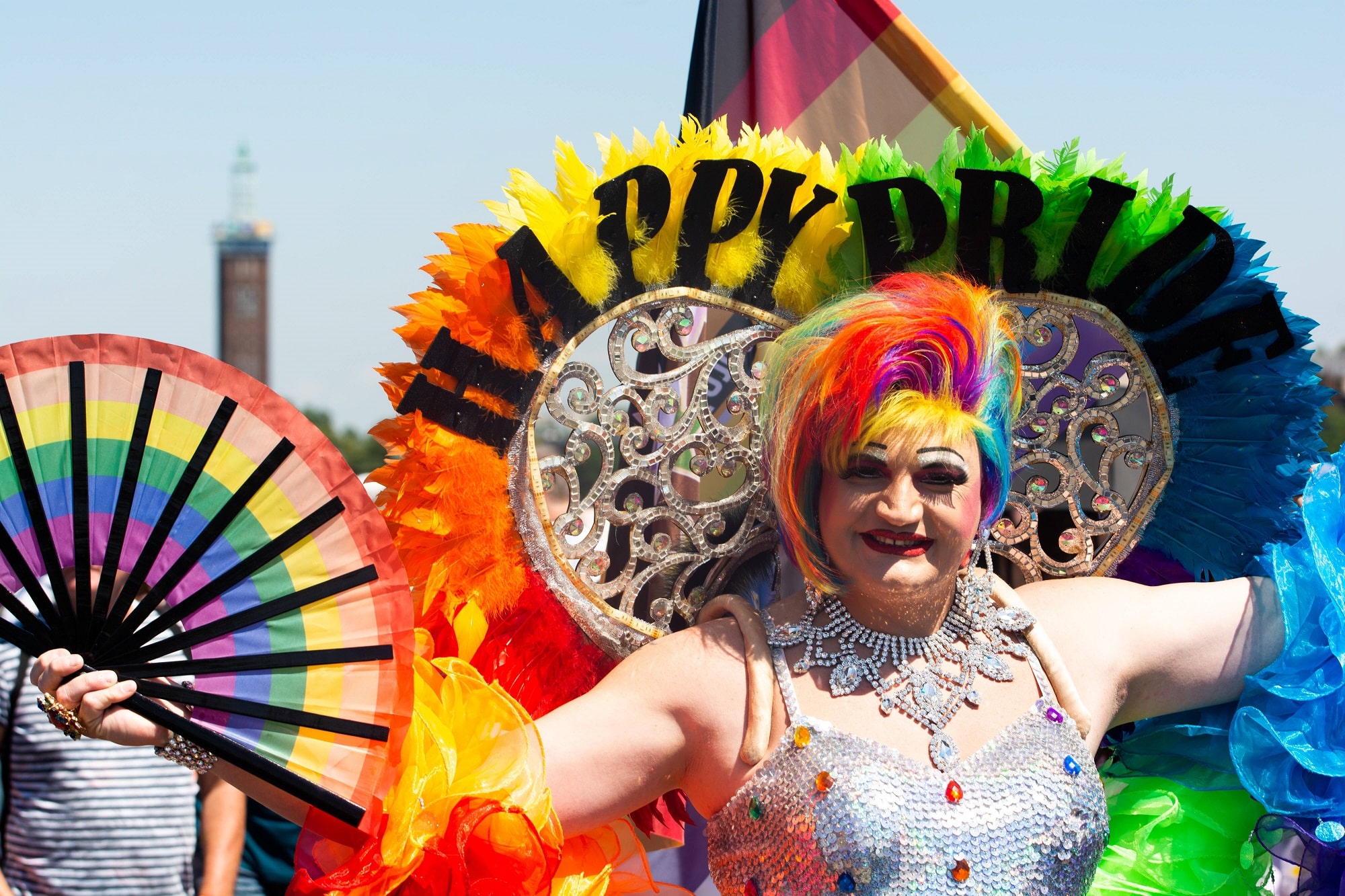 Teilnehmer an CSD Parade in Köln mit Happy Pride Kostüm