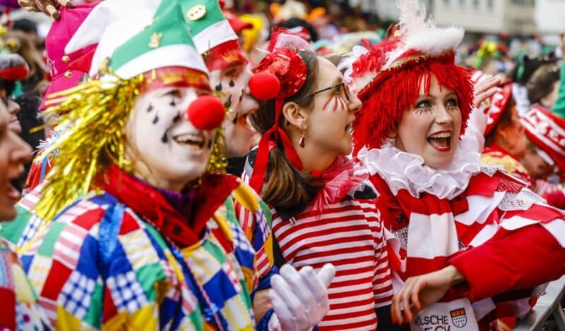 Karneval in Koeln an Weiberfastnacht auf dem Alter Markt