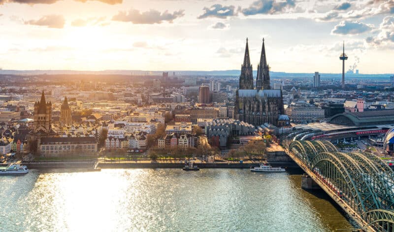 Stadtpanorama mit Dom bei Sonnenuntergang