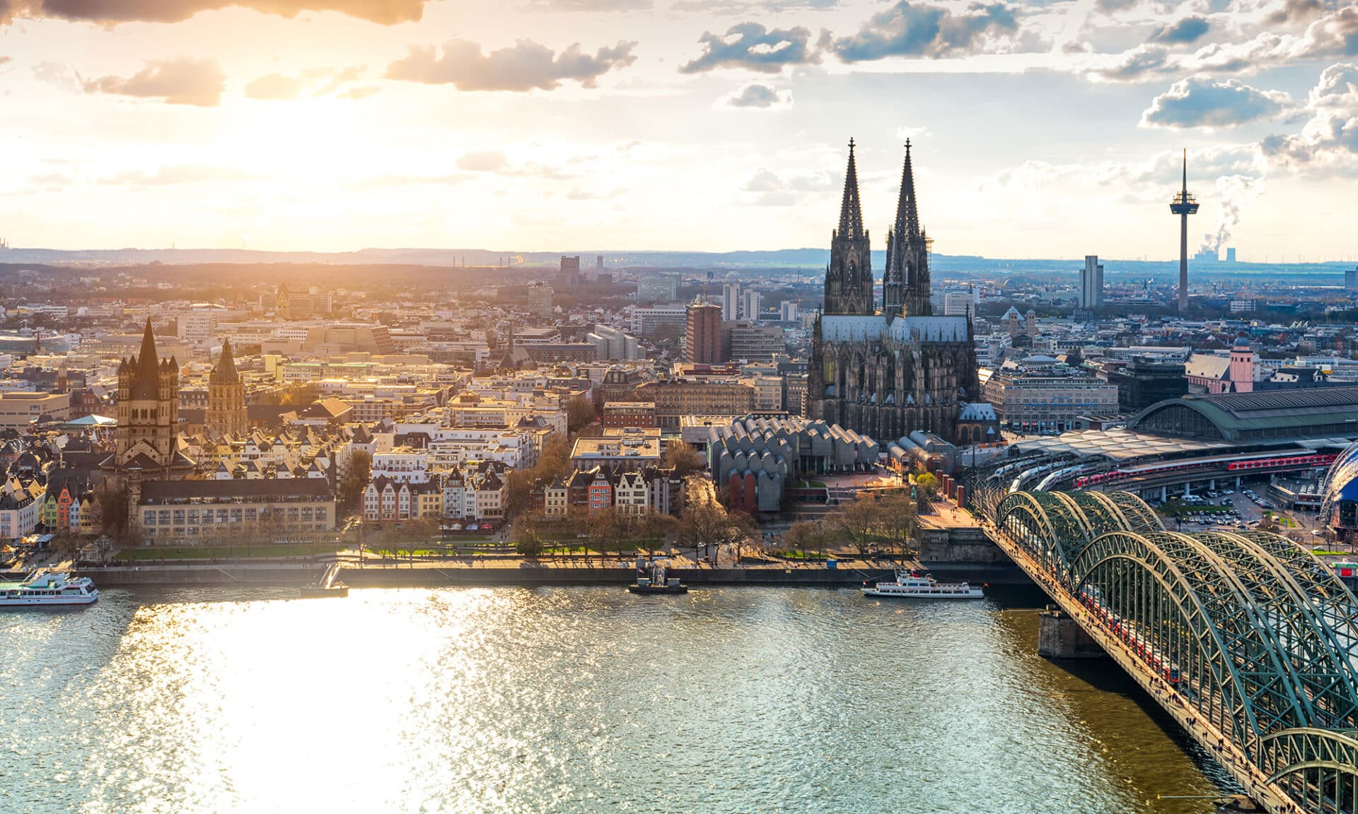 Stadtpanorama mit Dom bei Sonnenuntergang