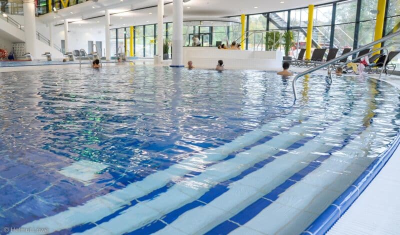 Schwimmen im Hallenbad Lentpark in Köln.