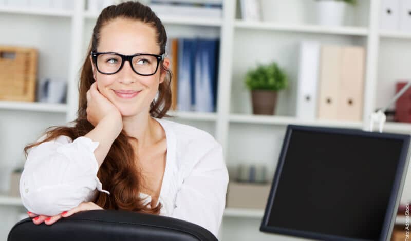 Eine junge Frau ist auf Jobsuche.