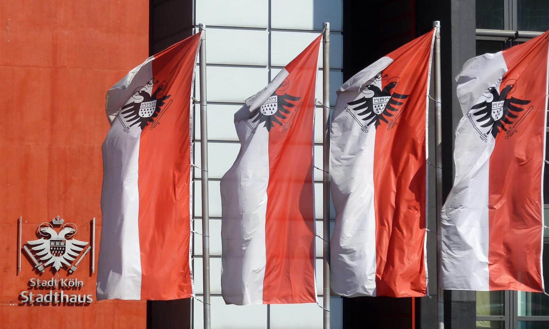 Flaggen der Stadt Köln vor dem Stadthaus in Deutz.