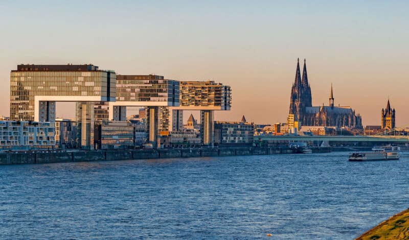 Panorama mit Kranhäusern und Dom