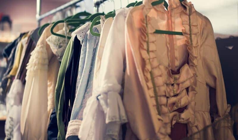 Kostüme hängen auf einer Kleiderstange