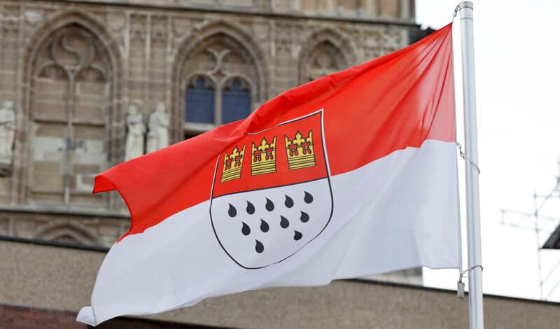 Kölner Stadtflagge vor dem Rathaus