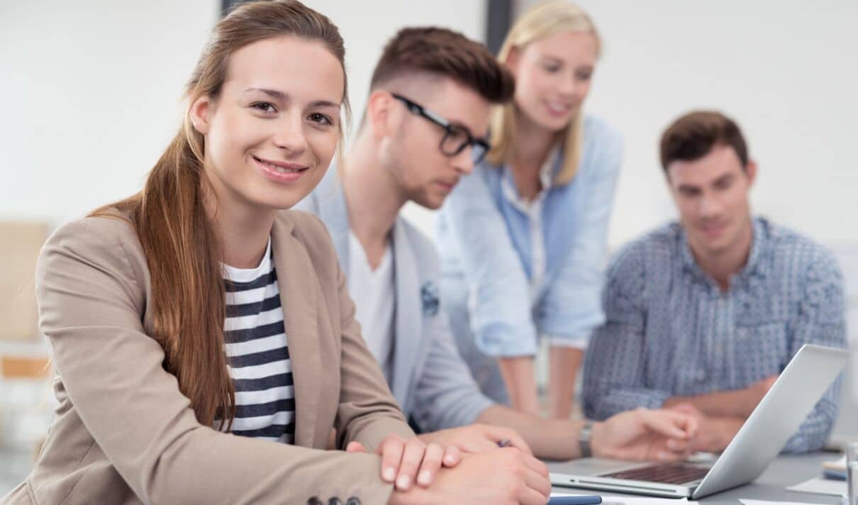 junge frau arbeitet im team im unternehmen