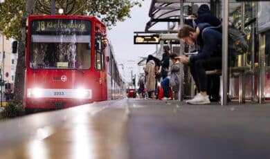 Eine Bahnhaltestelle der KVB auf der Luxemburger Straße in Köln.