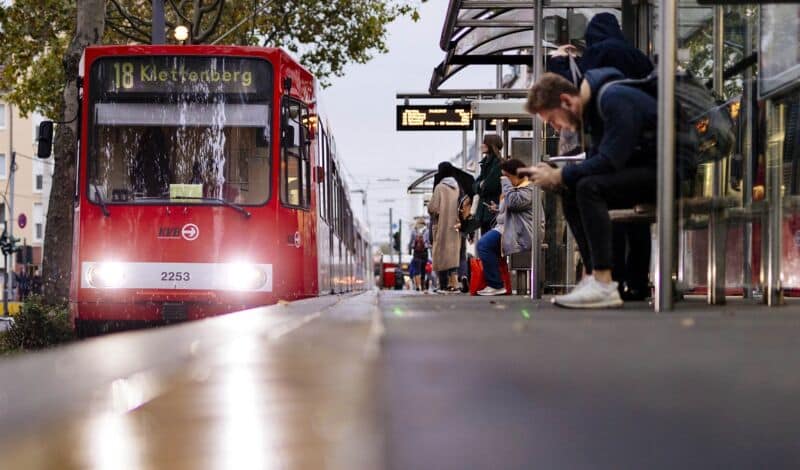 Eine Bahnhaltestelle der KVB auf der Luxemburger Straße in Köln.