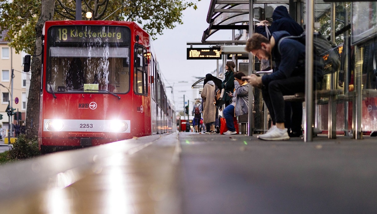 Eine Bahnhaltestelle der KVB auf der Luxemburger Straße in Köln.