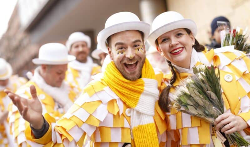 Karnevalisten beim Kölner Rosenmontagszug