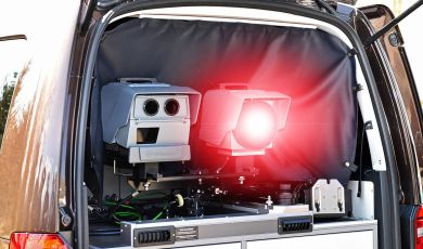 Ein mobiler Blitzer im Kofferraum eines Caddys