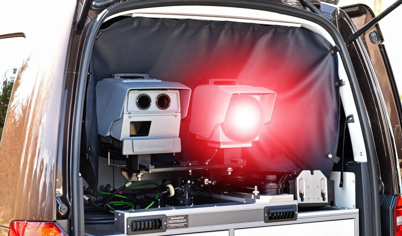 Ein mobiler Blitzer im Kofferraum eines Caddys