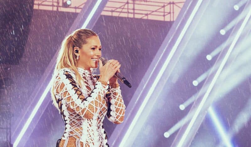 Helene Fischer mit einem Mikrofon auf der Bühne.