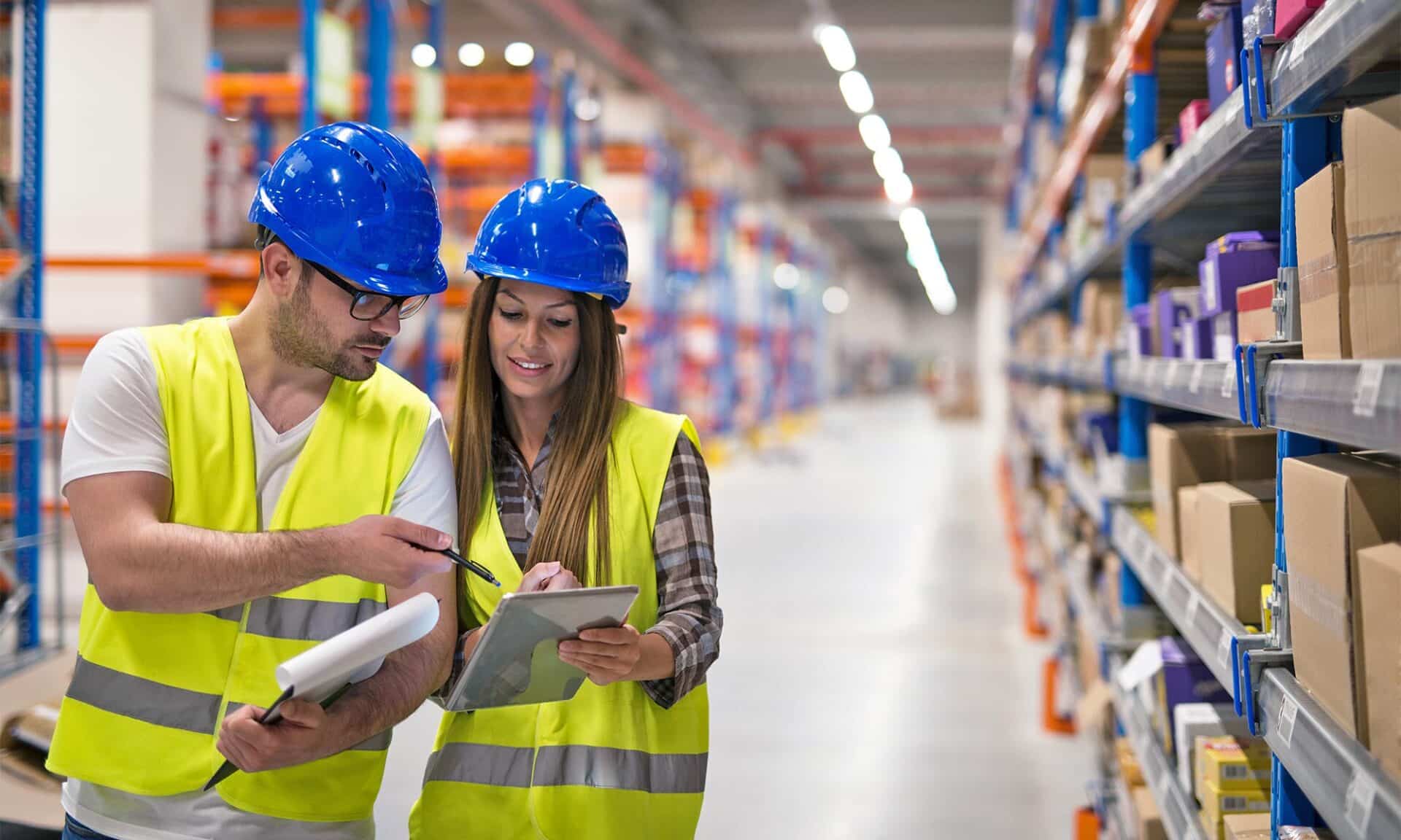 Mitarbeiter der Logistik im Lager treten als Team auf.