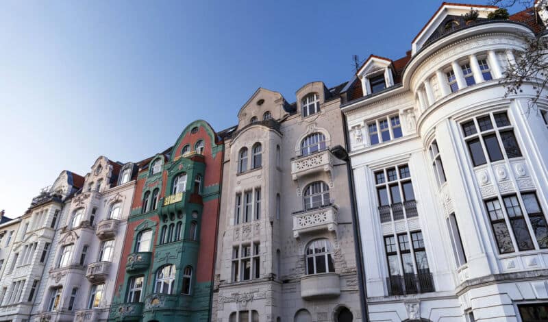 Das Foto zeigt die Fassade von Altbau-Wohnhäuser in der Kölner Südstadt.