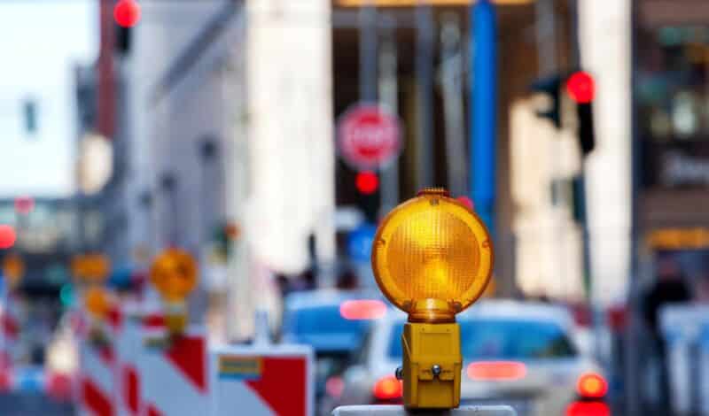 Eine Warnbake weist auf eine Straßensperrung hin.