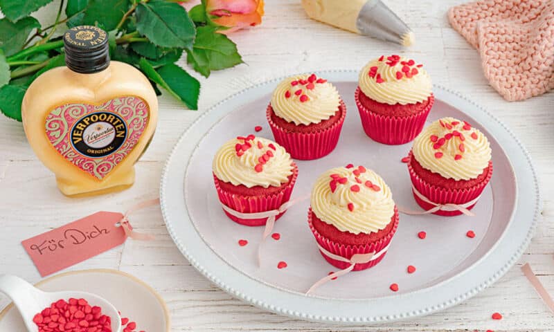 Red Velvet Cupcakes mit weißem Schoko-Frischkäse-Frosting