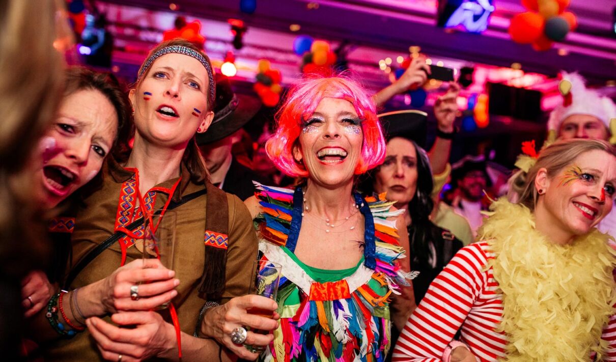 Junge Leute feiern auf einer Karnevalsparty in Köln.